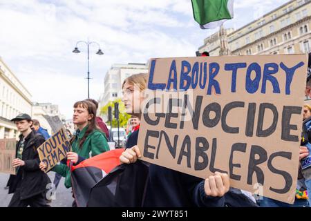 London, Großbritannien. APRIL 2024. Pro Palestine und Mitglieder der Just Stop Oil Breakout Gruppe 'Youth Demand' marschieren durch das Zentrum Londons. Credit Milo Chandler/Alamy Live News Stockfoto