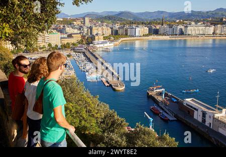 Gruppe von Touristen und Reiseleiter, die eine Tour durch die Stadt machen, klettern Sie zum Berg Urgull, La Concha Bay, Donostia, San Sebastian, Gipuzkoa, Baskenland, Spanien, Europa. Stockfoto