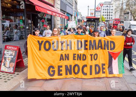 London, Großbritannien. APRIL 2024. Pro Palestine und Mitglieder der Just Stop Oil Breakout Gruppe 'Youth Demand' marschieren durch das Zentrum Londons. Credit Milo Chandler/Alamy Live News Stockfoto