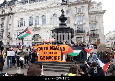 London, Großbritannien. APRIL 2024. Pro Palestine und Mitglieder der Just Stop Oil Breakout Gruppe 'Youth Demand' marschieren durch das Zentrum Londons. Credit Milo Chandler/Alamy Live News Stockfoto