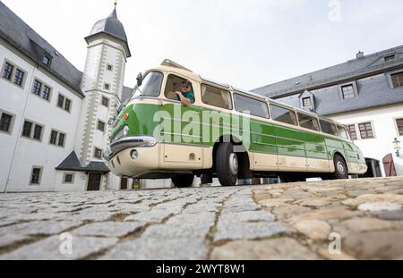 Zschopau, Deutschland. April 2024. Busfahrer Sven Mischke fährt einen historischen Ikarus-Bus 55,51 von 1962 im Innenhof von Schloss Wildeck. An vier Tagen in den kommenden Monaten können Interessenten die vier sächsischen Motorradmuseen im Oldtimerbus besuchen. Quelle: Hendrik Schmidt/dpa/Alamy Live News Stockfoto