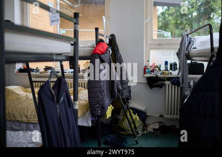 Kaeltehilfe-Bilanz der LIGA Berlin mit Einrichtungsbesichtigung in Berlin Steglitz - Zehlendorf Wannsee Foto vom 08.04.2024. Zu wenig geeignete Plaetze, mangelnde Hilfen für Behinderte, ueberforderte ehrenamtliche Helfer: Die Berliner Kaeltehilfe für Obdachlose fordert deutliche Verbesserungen für Hilfesuchende ohne Wohnung. Land und Bezirke müssten mehr tun, hiess es. Im Bild: Schlafbereich für Maenner. Siehe epd-Meldung vom 08.04.2024 NUR REDAKTIONELLE VERWENDUNG *** LIGA Berlins Kalthilfe Bilanz mit Werksbesichtigung in Berlin Steglitz Zehlendorf Wannsee Foto vom 08 04 2024 zu wenig Stockfoto