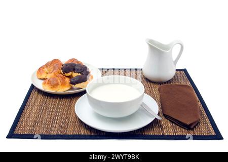 Frühstück: Kanne, Schüssel mit Milch und ein paar Croissants Stockfoto