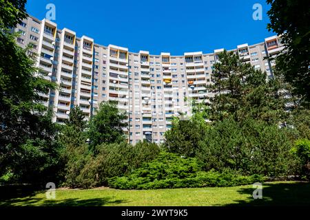 Gropiusstadt Projekte Gropiusstadt Projekte und Mehrfamilienhäuser. Erbaut in den 60er Jahren 1960 s/60 s und 70er 1970 s/70 s, für Menschen mit niedrigem Einkommen und Familien. Christiane F, das Mädchen aus der Biographie und dem Film: Wir Kinder von Bahnhof Zoo wuchs irgendwo in dieser Gegend auf. Berlin, Deutschland. Berlin Neu Köln, Gropiusstadt Berlin Deutschland Copyright: XGuidoxKoppesx Stockfoto
