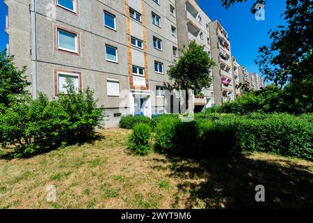 Gropiusstadt Projekte Gropiusstadt Projekte und Mehrfamilienhäuser. Erbaut in den 60er Jahren 1960 s/60 s und 70er 1970 s/70 s, für Menschen mit niedrigem Einkommen und Familien. Christiane F, das Mädchen aus der Biographie und dem Film: Wir Kinder von Bahnhof Zoo wuchs irgendwo in dieser Gegend auf. Berlin, Deutschland. Berlin Neu Köln, Gropiusstadt Berlin Deutschland Copyright: XGuidoxKoppesx Stockfoto