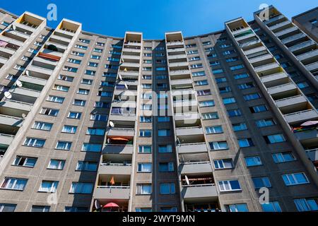 Gropiusstadt Projekte Gropiusstadt Projekte und Mehrfamilienhäuser. Erbaut in den 60er Jahren 1960 s/60 s und 70er 1970 s/70 s, für Menschen mit niedrigem Einkommen und Familien. Christiane F, das Mädchen aus der Biographie und dem Film: Wir Kinder von Bahnhof Zoo wuchs irgendwo in dieser Gegend auf. Berlin, Deutschland. Berlin Neu Köln, Gropiusstadt Berlin Deutschland Copyright: XGuidoxKoppesx Stockfoto