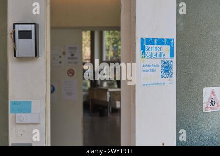 Kaeltehilfe-Bilanz der LIGA Berlin mit Einrichtungsbesichtigung in Berlin - Steglitz-Zehlendorf Wannsee Foto vom 08.04.2024. Zu wenig geeignete Plaetze, mangelnde Hilfen für Behinderte, ueberforderte ehrenamtliche Helfer: Die Berliner Kaeltehilfe für Obdachlose fordert deutliche Verbesserungen für Hilfesuchende ohne Wohnung. Land und Bezirke müssten mehr tun, hiess es. Im Bild: Hinweise Siehe epd-Meldung vom 08.04.2024 NUR REDAKTIONELLE VERWENDUNG *** LIGA Berlins Kalthilfe Bilanz mit Werksbesichtigung in Berlin Steglitz Zehlendorf Wannsee Foto vom 08 04 2024 zu wenig geeignete Plätze, lac Stockfoto