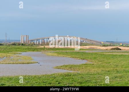 Die Sheppey Crossing, eine Straßenbrücke, die die Isle of Sheppey mit dem Festland Kent verbindet Stockfoto