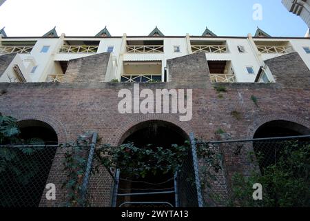 Blick auf die Backsteinmauer mit hohen Bögen, die die dreistöckigen großen Terrassenhäuser an der Victoria Street Potts Point neben der Butler Treppe stützen Stockfoto