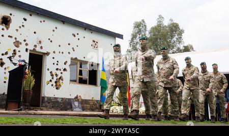 Kigali, Ruanda. April 2024. Am Montag, den 8. April 2024, findet im Camp Kigali, dem belgischen Friedenstruppen-Denkmal in Kigali, Ruanda, eine Gedenkfeier statt. Belgische Minister und Vertreter der Familien nehmen an der Gedenkfeier zum 30. Jahrestag des Völkermordes an den Tutsi und der Ermordung von zehn belgischen Fallschirmjägern Teil. BELGA FOTO BENOIT DOPPAGNE Credit: Belga News Agency/Alamy Live News Stockfoto