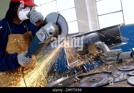 Qualitätskontrolle-Test abschleifende Scheibe zum Schneiden von Metall mit elektronischer Schleifstein. Metallindustrie. Stockfoto