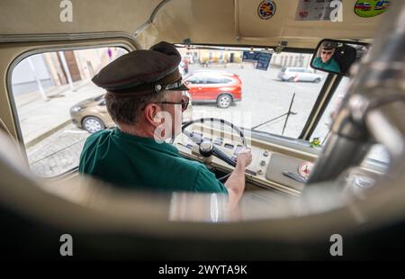 Zschopau, Deutschland. April 2024. Busfahrer Sven Mischke fährt einen historischen Ikarus-Bus 55,51 von 1962 durch die Stadt. An vier Tagen in den kommenden Monaten können Interessenten die vier sächsischen Motorradmuseen im Oldtimer-Bus besuchen. Quelle: Hendrik Schmidt/dpa/Alamy Live News Stockfoto