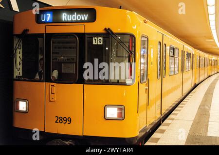 Oldtimer-U-Bahn-Zug am Bahnsteig Berlin, Deutschland. Alte und renovierte U-Bahn-Linie an einem Bahnsteig des U-Bahnhofs Karl-Marx-Straße auf der Linie U7 Richtung Rudow. Die Strecke pendelt zwischen Spandau im Südwesten und Rudow im Süden der deutschen Hauptstadt. Berlin Linie 7 / U7 Berlin Deutschland Copyright: XGuidoxKoppesx Stockfoto