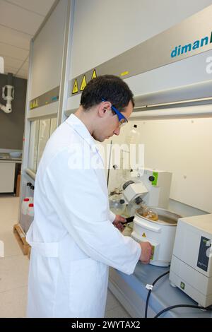 Rotavapor, Synthesis Laboratory, IkerChem Forschungslabor, Design und Synthese neuer chemischer Einheiten mit therapeutischen Anwendungen in der Onkologie, Entdeckung und Entwicklung neuartiger Medikamente zur Behandlung von Krebs, San Sebastian Technology Park, Miramon, Donostia, Gipuzkoa, Euskadi, Spanien. Stockfoto