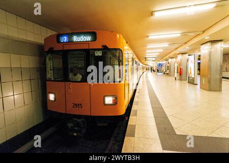 Oldtimer-U-Bahn-Zug am Bahnsteig Berlin, Deutschland. Alte und renovierte U-Bahn-Linie an einem Bahnsteig des U-Bahnhofs Karl-Marx-Straße auf der Linie U7 Richtung Rudow. Die Strecke pendelt zwischen Spandau im Südwesten und Rudow im Süden der deutschen Hauptstadt. Berlin Linie 7 / U7 Berlin Deutschland Copyright: XGuidoxKoppesx Stockfoto