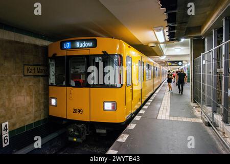 Oldtimer-U-Bahn-Zug am Bahnsteig Berlin, Deutschland. Alte und renovierte U-Bahn-Linie an einem Bahnsteig des U-Bahnhofs Karl-Marx-Straße auf der Linie U7 Richtung Rudow. Die Strecke pendelt zwischen Spandau im Südwesten und Rudow im Süden der deutschen Hauptstadt. Berlin Linie 7 / U7 Berlin Deutschland Copyright: XGuidoxKoppesx Stockfoto