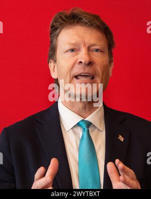 London, Großbritannien. Februar 2024. Parteivorsitzender Richard Tice spricht auf der Pressekonferenz von Reform UK. Die Reform UK Party hält eine Pressekonferenz im Zentrum von London ab, auf der sie Bedenken hinsichtlich des Ansatzes von Labour in Bezug auf die Politik, die die Arbeiterklasse betrifft, behandelt. Die Partei gibt wichtige politische Ankündigungen vor den bevorstehenden Parlamentswahlen vor, in denen sie ihre Vision und Prioritäten für die Nation umreißt. Autor: Thomas Krych/Alamy Live News Stockfoto