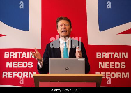 London, Großbritannien. Februar 2024. Parteivorsitzender Richard Tice spricht auf der Pressekonferenz von Reform UK. Die Reform UK Party hält eine Pressekonferenz im Zentrum von London ab, auf der sie Bedenken hinsichtlich des Ansatzes von Labour in Bezug auf die Politik, die die Arbeiterklasse betrifft, behandelt. Die Partei gibt wichtige politische Ankündigungen vor den bevorstehenden Parlamentswahlen vor, in denen sie ihre Vision und Prioritäten für die Nation umreißt. Autor: Thomas Krych/Alamy Live News Stockfoto