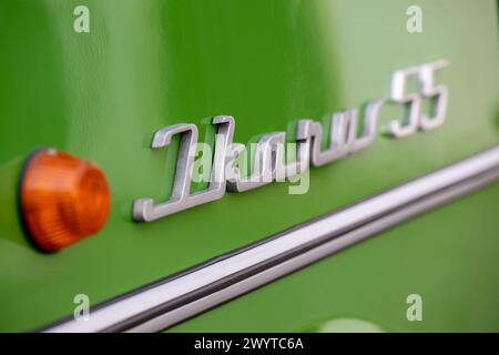 Zschopau, Deutschland. April 2024. Die Schrift auf einem historischen Ikarus-Bus 55,51 aus dem Jahr 1962, fotografiert im Innenhof von Schloss Wildeck. An vier Tagen in den kommenden Monaten können Interessenten die vier sächsischen Motorradmuseen im Oldtimerbus besuchen. Quelle: Hendrik Schmidt/dpa/Alamy Live News Stockfoto