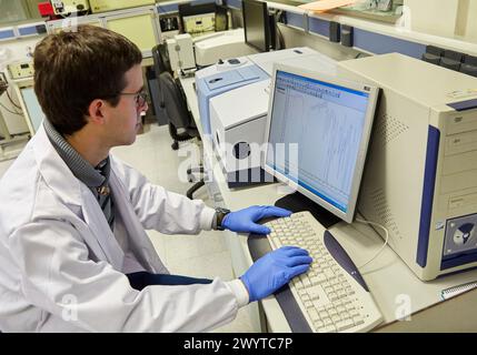 VERTEX FTIR Forschungsspektrometer, Fourier Transform Infrarot. Labor zur organischen Charakterisierung. Abteilung Energie und Umwelt. TECNALIA Forschung und Innovation. Donostia. San Sebastian. Gipuzkoa. Baskenland. Spanien. Europa. Stockfoto