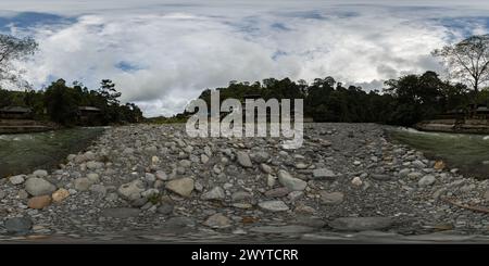 Fluss in einem Dschungeldorf von Bukit Lawang. 360-Grad-Ansicht. Stockfoto