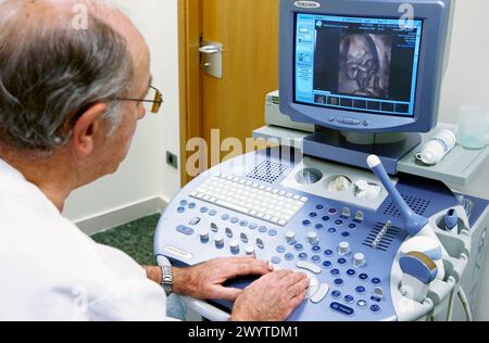 3D geburtshilflicher Ultraschall eines Fetus, 4D Baby Scan zeigt Bewegung, Gynäkologie, Krankenhaus Policlinica Gipuzkoa, San Sebastian, Donostia, Euskadi, Spanien. Stockfoto