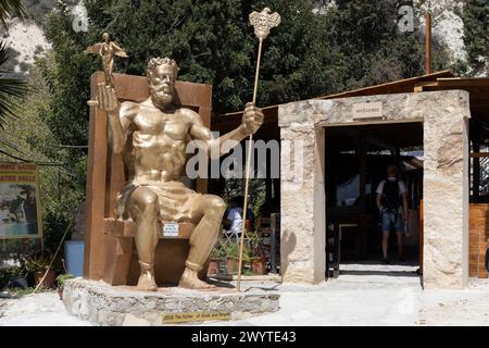 Neo Chorio, Zypern. 1. April 2024: Zeus-Statue am Eingang der Adonis-Bäder in Zypern Stockfoto