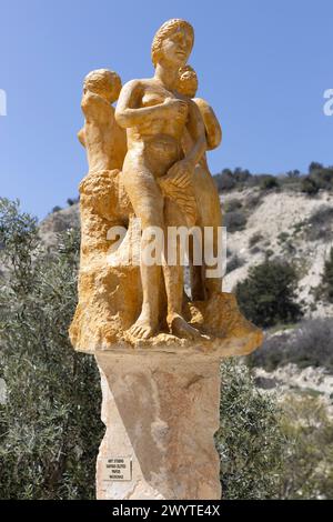 Neo Chorio, Zypern. 1. April 2024: Skulptur in der Nähe des Eingangs zu den Adonis-Bädern auf Zypern Stockfoto