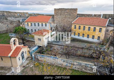 Das Heptapyrgion oder Yedikule (Sieben Türme), eine ehemalige Festung, später ein Gefängnis und heute ein Museum in Thessaloniki, Griechenland. Panoramablick auf das Gebäude Stockfoto