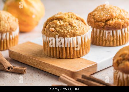 Herbstkürbis-Cupcakes oder gebackene Muffins mit frischem Kürbis zum Thanksgiving-Tag. Stockfoto