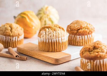 Herbstkürbis-Cupcakes oder gebackene Muffins mit frischem Kürbis zum Thanksgiving-Tag. Stockfoto