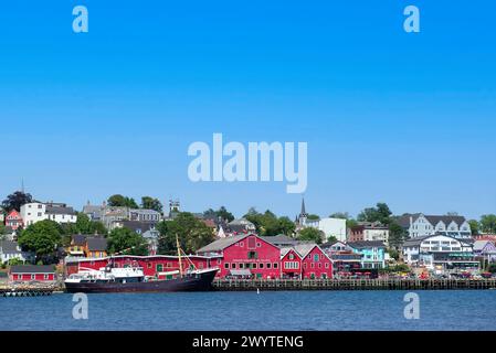 Lunenburg, Kanada - 3. August 2016: Die Uferpromenade der UNESCO-Weltkulturerbe-Stadt Lunenburg, Nova Scotia, einschließlich des Fischereimuseums o Stockfoto