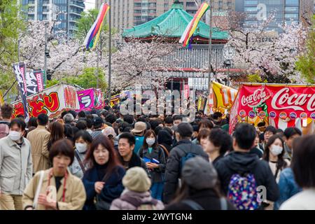 TOKIO, JAPAN - 06. APRIL 2024: Riesige Menschenmassen feiern die Kirschblüte (Hanami) im Ueno Park in Tokio. Stockfoto