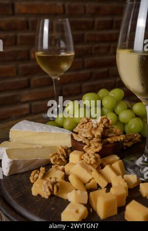 Weißwein mit Wurstsortiment im Hintergrund Stockfoto