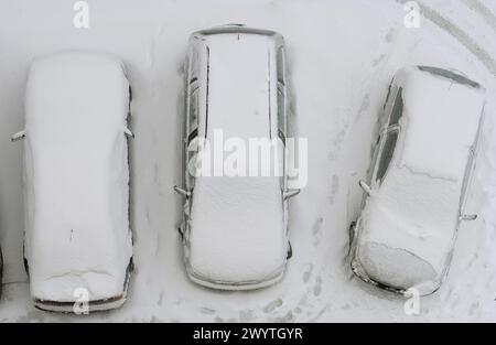 Autos mit Schnee auf Parkplatz. Legazpi, Gipuzkoa, Euskadi. Stockfoto