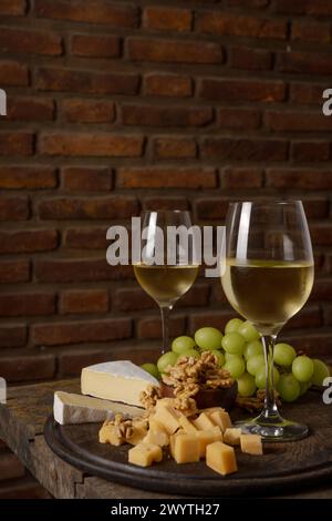 Weißwein mit Wurstsortiment im Hintergrund Stockfoto