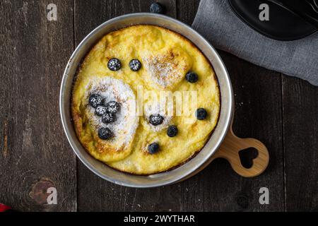 Der ganze Pfannkuchen wird im Ofen auf vorgewärmtem Eisenkelett gebacken Stockfoto