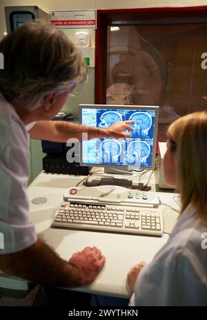 Hirntumor, MRT (Magnetresonanztomographie), medizinische Bildgebung zur Diagnose. Krankenhaus Policlinica Gipuzkoa, San Sebastian, Donostia, Euskadi, Spanien. Stockfoto