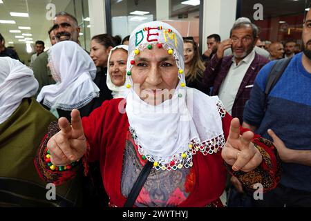 Eine Frau von einer Party mit dem-Party, die auf ihrem Kopftuch auf ihrer Stirn steht, wird gesehen, wie sie ein Siegeszeichen im Gemeindegebäude von Diyarbak macht. Ayse Serra Bucak Kucuk und Dogan Hatun von der Partei für Gleichstellung und Demokratie des Volkes (dem), die den Co-Bürgermeister der Metropolitan Municipality von Diyarbakir, der größten kurdischen Städte in der Türkei, gewonnen haben, begannen heute offiziell ihre Aufgaben, indem sie ihre Wahlurkunden vom Wahlausschuss der Provinz erhielten. So nahmen die Kurden die Gemeinde Diyarbak nach 8 Jahren von den Treuhändern zurück. Ayse Serra Bucak Kucuk, die e war Stockfoto