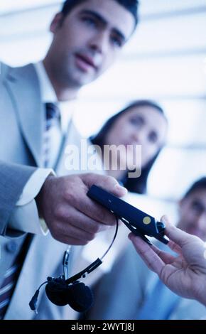 Verteilung von Simultanübersetzern auf dem Wirtschaftskongress. Stockfoto