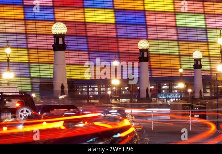 Karnevalslichter im Kursaal Center von Rafael Moneo. San Sebastián. Spanien. Stockfoto