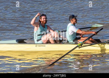 Sebastian Benzecry aus Cambridge feierte nach dem Sieg des University Boat Race Men's Race im Ziel in Chiswick, London, Großbritannien Stockfoto