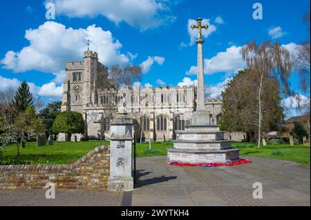 Äußere der Kirche St Peter und St Paul eine mittelalterliche anglikanische Kirche in Tring, Hertfordshire, England, Großbritannien Stockfoto