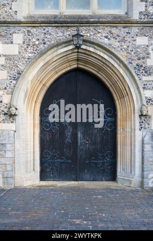 Westtor der Kirche St. Peter und St. Paul eine mittelalterliche anglikanische Kirche in Tring, Hertfordshire, England, Großbritannien Stockfoto