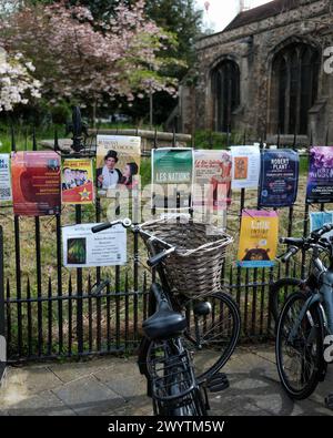 Fahrrad und alte Universitätsgebäude in Cambridge, Großbritannien Stockfoto