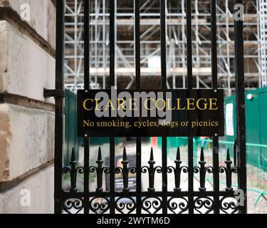 Ein Schild auf dem Clare College, Cambridger University, Großbritannien Stockfoto