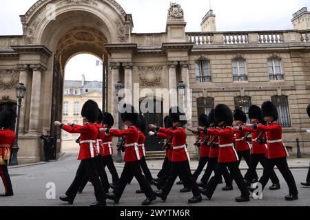 © PHOTOPQR/LE PARISIEN/Delphine Goldsztejn ; Paris ; 08/04/2024 ; La France et le Royaume-Uni ont organisée ce lundi 8 avril dans la matinée une relève de la Garde croisée pour célébrer les 120 ans de la Signature de l'Entente cordiale, accords diplomatiques franco-britanniques. Après 120 d'Entente cordiale, une relève de la Garde inédite entre l'Elysée et Buckingham Signé en 1904, l'accord de l'Entente cordiale a permis d'améliorer les Relations entre la France et le Royaume Uni après les guerres napoléoniennes. IL EST à ce jour considéré comme le fondement de l'alliance entre les deux membre Stockfoto