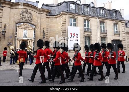 © PHOTOPQR/LE PARISIEN/Delphine Goldsztejn ; Paris ; 08/04/2024 ; La France et le Royaume-Uni ont organisée ce lundi 8 avril dans la matinée une relève de la Garde croisée pour célébrer les 120 ans de la Signature de l'Entente cordiale, accords diplomatiques franco-britanniques. Après 120 d'Entente cordiale, une relève de la Garde inédite entre l'Elysée et Buckingham Signé en 1904, l'accord de l'Entente cordiale a permis d'améliorer les Relations entre la France et le Royaume Uni après les guerres napoléoniennes. IL EST à ce jour considéré comme le fondement de l'alliance entre les deux membre Stockfoto