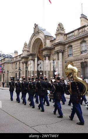 © PHOTOPQR/LE PARISIEN/Delphine Goldsztejn ; Paris ; 08/04/2024 ; La France et le Royaume-Uni ont organisée ce lundi 8 avril dans la matinée une relève de la Garde croisée pour célébrer les 120 ans de la Signature de l'Entente cordiale, accords diplomatiques franco-britanniques. Après 120 d'Entente cordiale, une relève de la Garde inédite entre l'Elysée et Buckingham Signé en 1904, l'accord de l'Entente cordiale a permis d'améliorer les Relations entre la France et le Royaume Uni après les guerres napoléoniennes. IL EST à ce jour considéré comme le fondement de l'alliance entre les deux membre Stockfoto