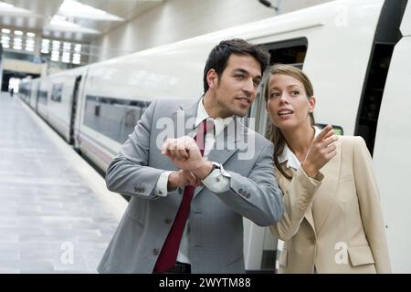 Geschäftsleute. Reisende. AVE, Tren de Alta Velocidad. Bahnhof Delicias, Zaragoza, Aragón. Spanien. Stockfoto